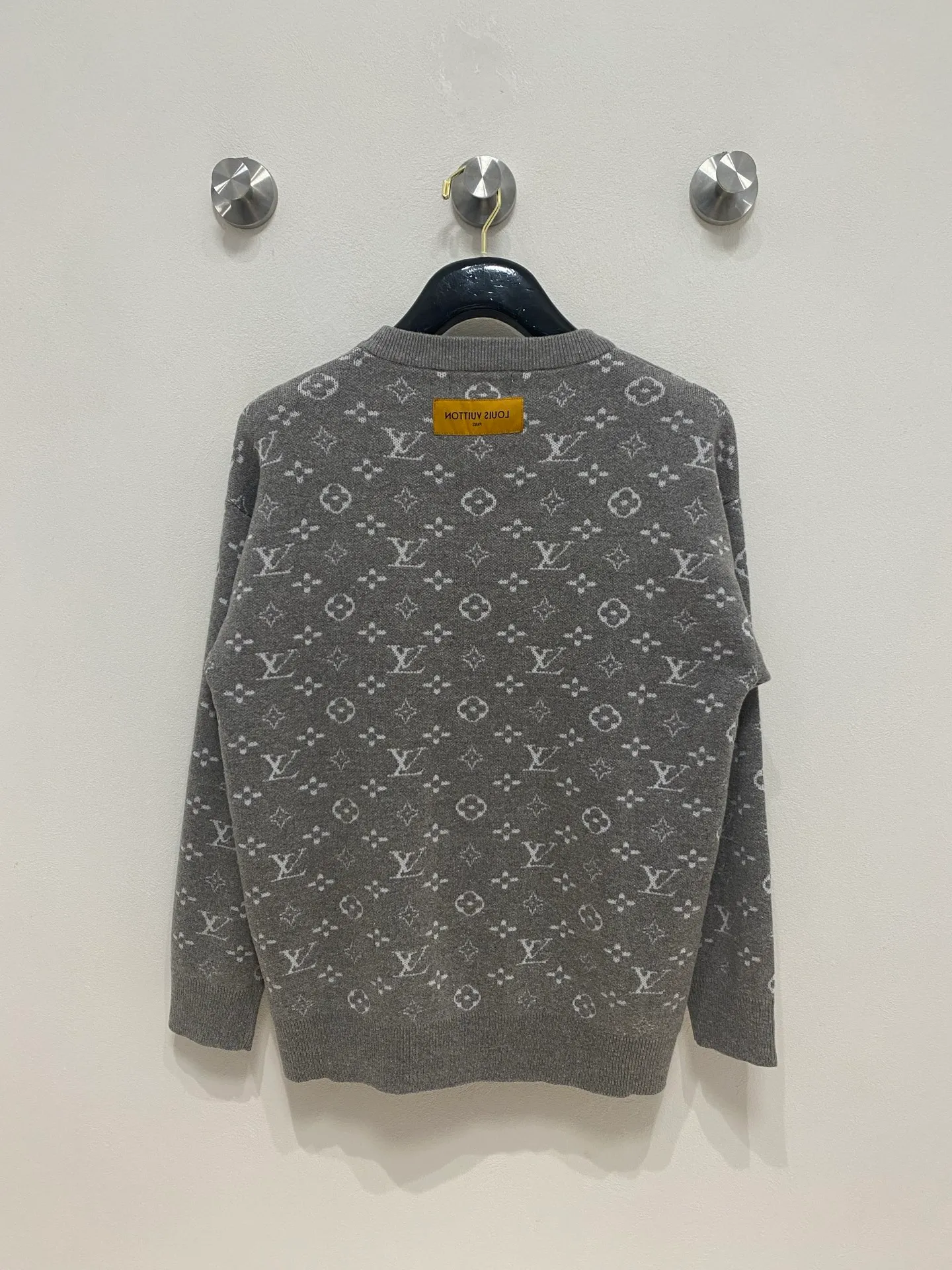 🅿️440 LV 2025 new wool blended round neck long sleeve sweater cardigan bottoming sweater, high-end version! The custom-made fabrics at the counter are highly breathable and comfortable, with impeccable details and brand element design concepts, reflecting high quality. It feels delicate and soft! It presents a casual cut and the upper body shape is great! 🐉Code size: M-3XL